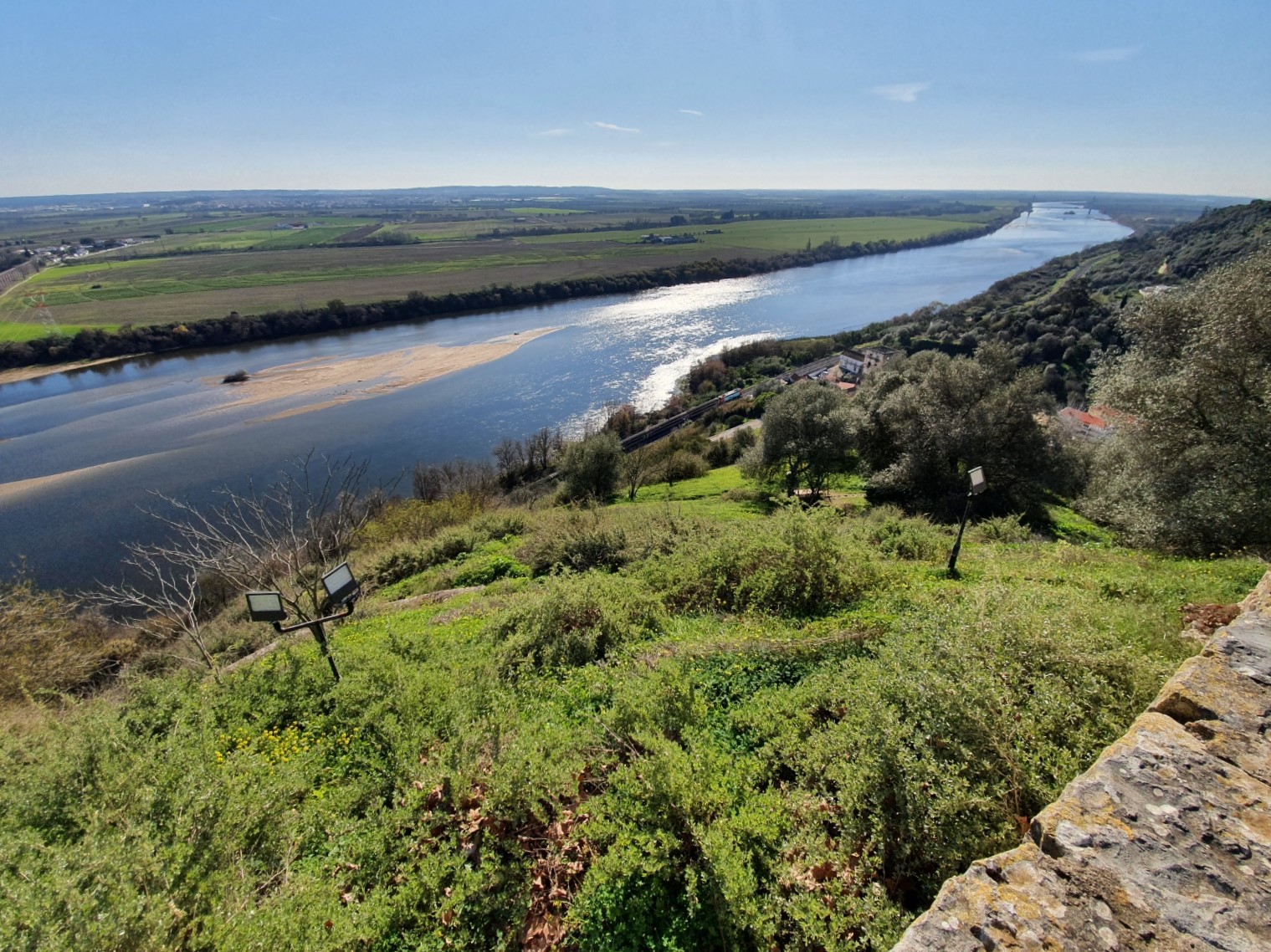 O Tejo e a lezíria vistos das Portas do Sol, em Santarém