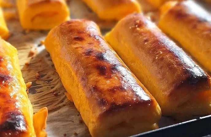 Pampilhos, bolos compridos de doce de ovos, acabados de assar