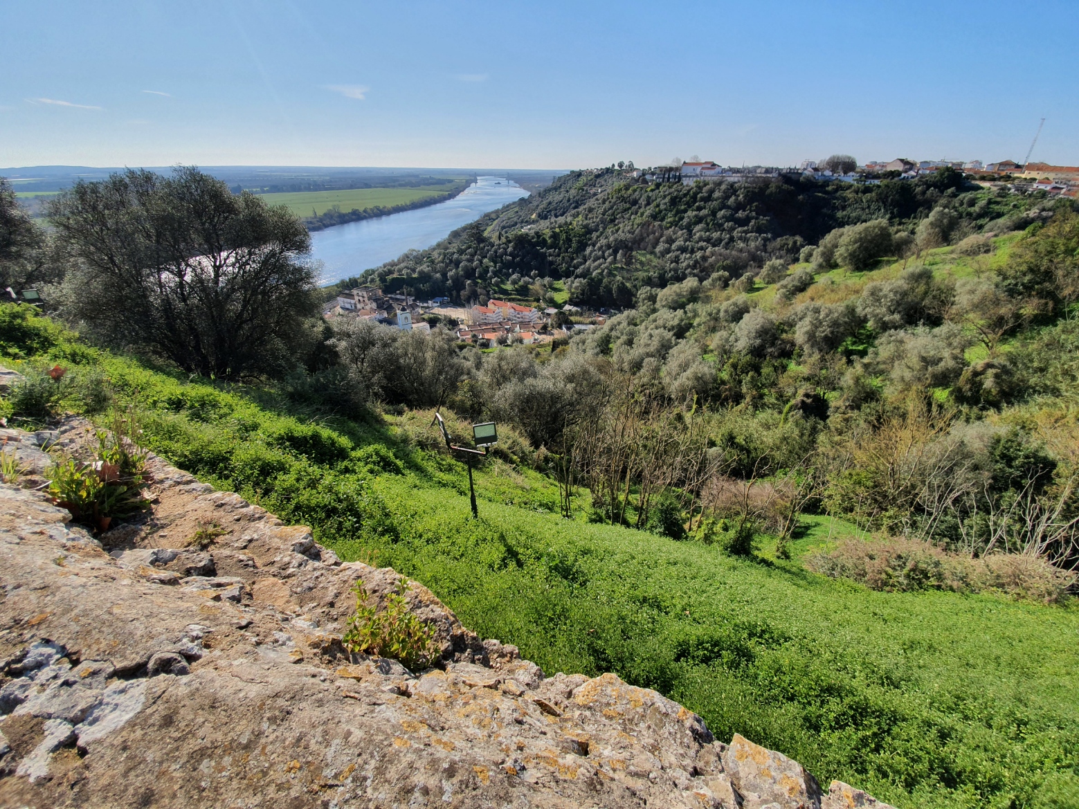Santarém e o vale do Tejo vistos do miradouro das Portas do Sol